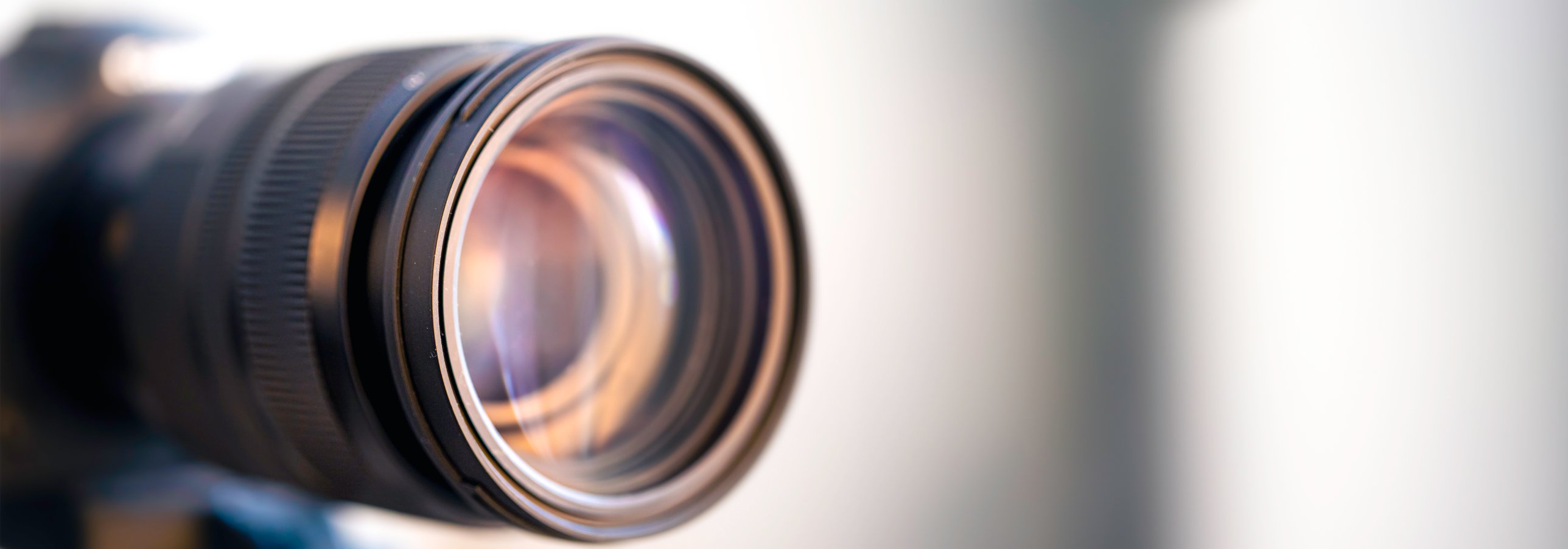 Caméra sur stabilisateur qui filme la présentation d'un produit