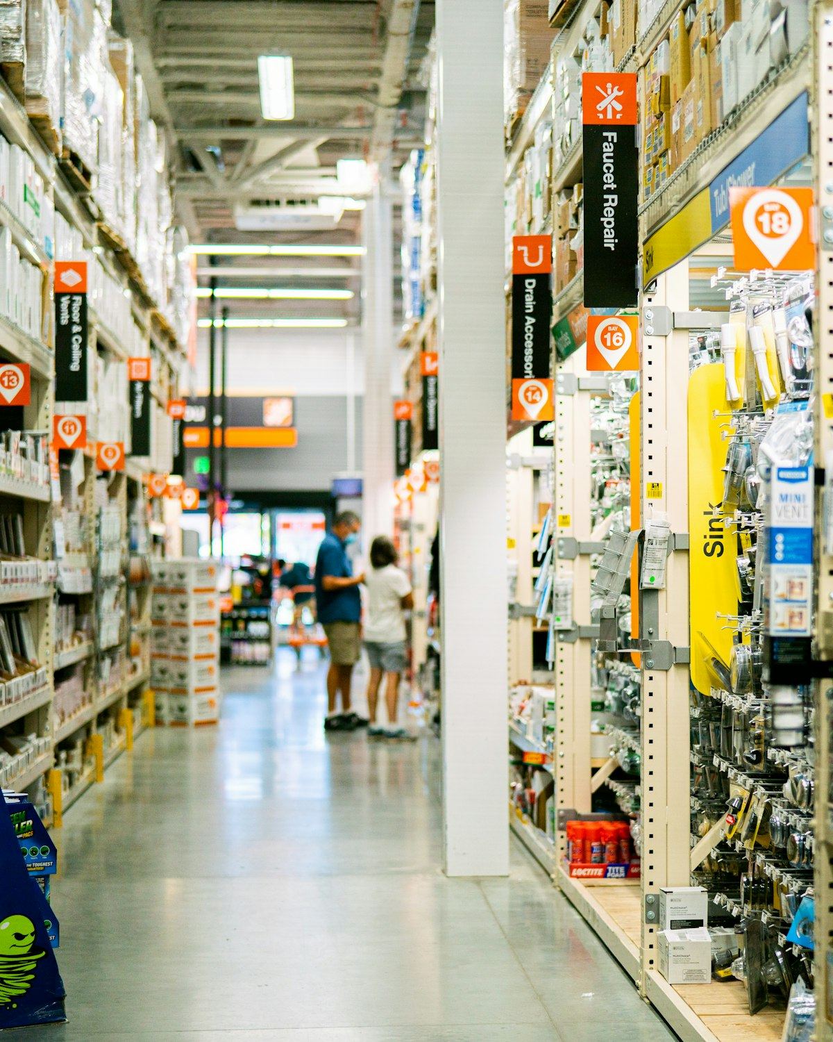 Clients dans une allée de grande surface de bricolage