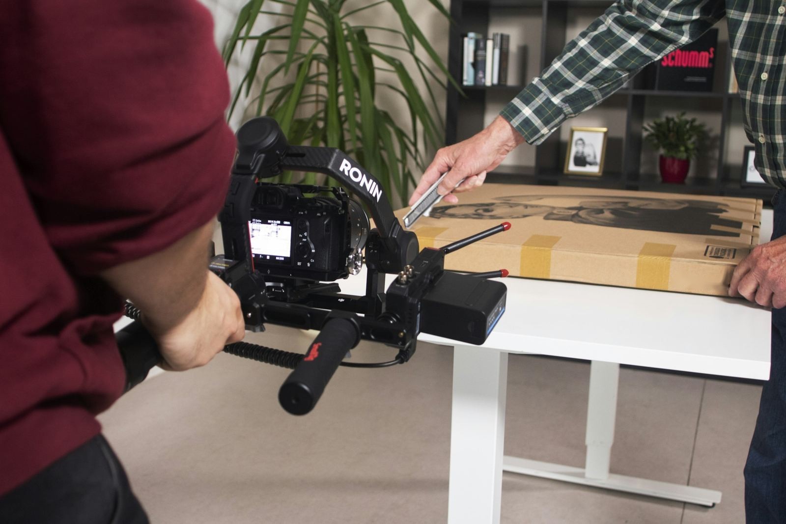 Caméra sur stabilisateur qui filme la présentation d'un produit