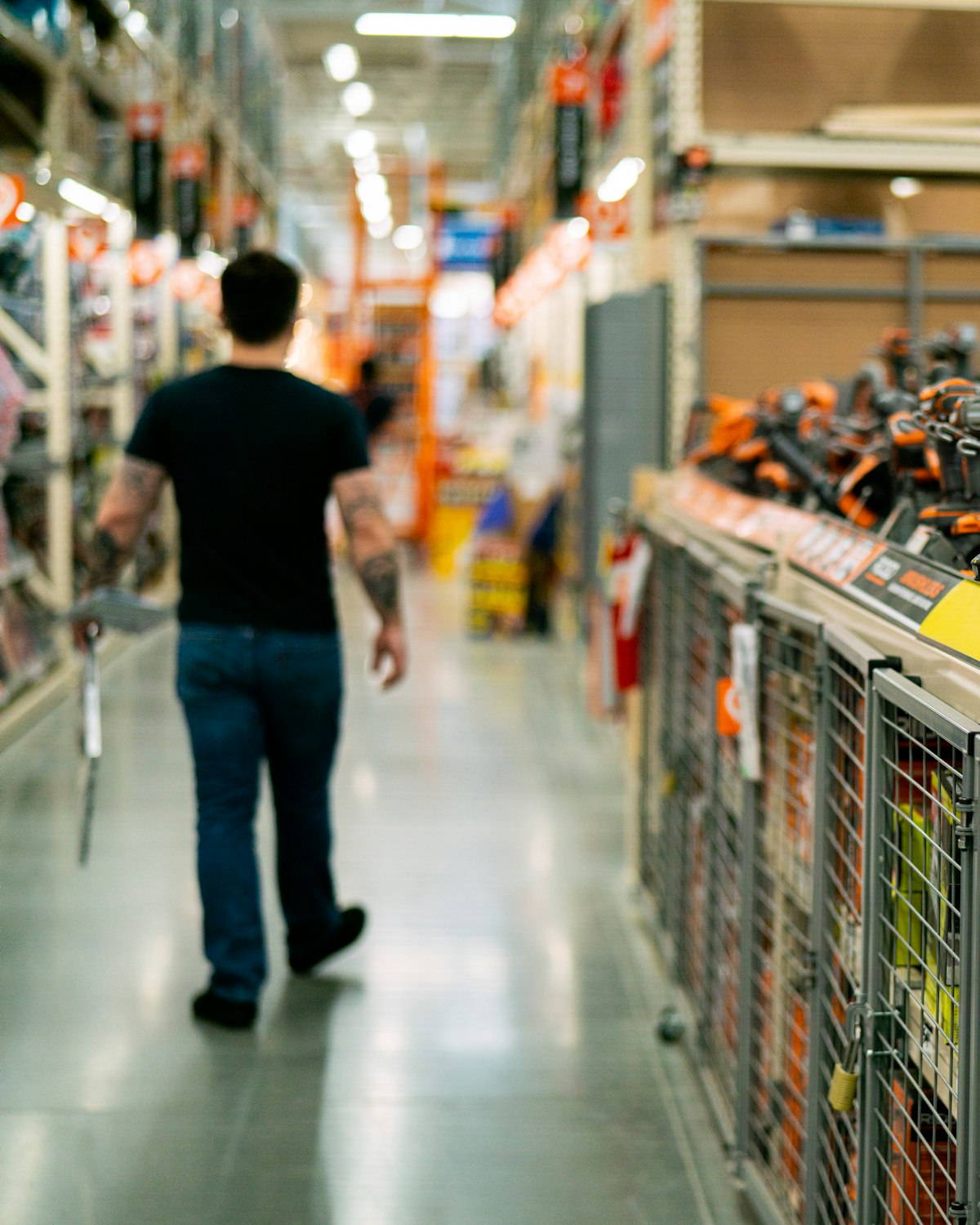 Client dans le rayon outillage d'une grande surface de bricolage