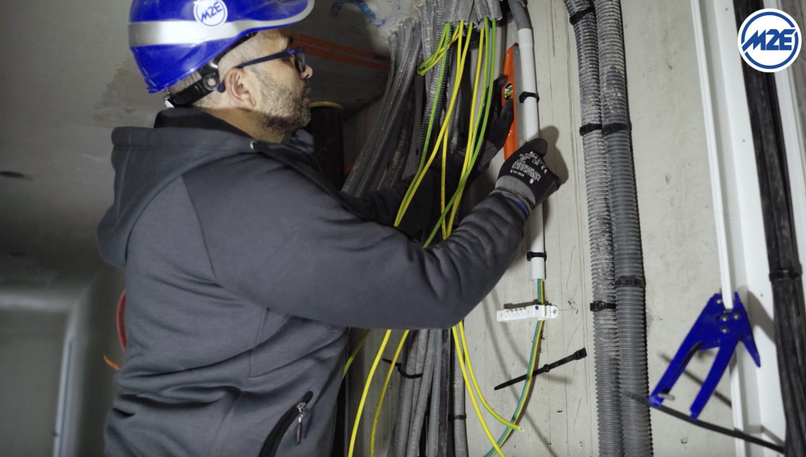 Électricien M2E filmé en situation de travail